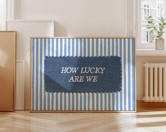 Stampa "Quanto siamo fortunati?", decorazione murale a righe con toppe di denim rustico, poster con citazione positiva, decorazione murale costiera blu navy, stampabile per arredamento appartamento