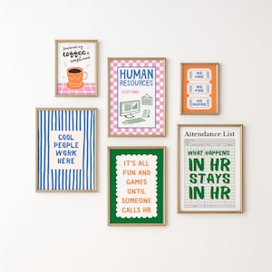Peut inclure: Plusieurs impressions d'art encadrées avec des cadres dorés. Les impressions présentent des citations et des graphiques sur le thème des RH, notamment "Cool People Work Here" et "What Happens in HR Stays in HR".
