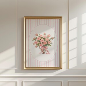 Estampado de lazo en jarrón de flores rosas, arte de pared digital imprimible, rayas rosas, estilo cottagecore, moderno, coqueto, femenino, póster floral vintage grandmillenial