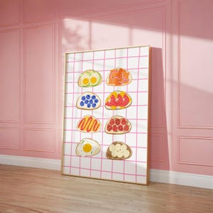 Könnte beinhalten: Ein rechteckiger Wandkunstdruck mit weißem Hintergrund und einem rosa Gittermuster. Acht Scheiben Toastbrot sind in zwei Spalten angeordnet, jede belegt mit verschiedenen Zutaten wie Avocado, Ei, Blaubeeren, Tomaten und Bananenscheiben.