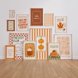 Peut inclure: Une galerie murale composée de douze cadres présentant des illustrations sur le thème de l'automne dans des tons orange, crème et marron. Les motifs incluent des textes comme "Take me to the pumpkin patch" et "Hello autumn".