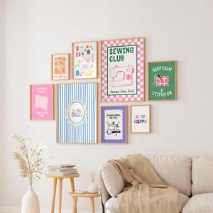 Peut inclure: Un ensemble de huit affiches encadrées sur le thème de la couture. Les illustrations présentent une machine à coudre rose, des rayures bleues, un fond vert avec le texte Keep Calm & Stitch On, ainsi que divers outils de couture variés.