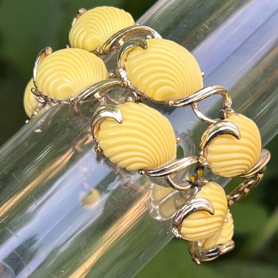 Vintage Unsigned Designer Shell Shape Lucite Chok… - image 9