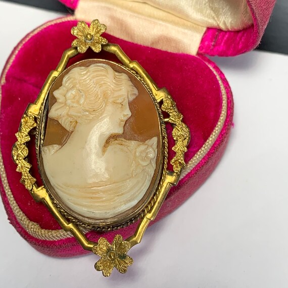 Antique Victorian Carved Cameo Pin Brooch  . Gold… - image 9