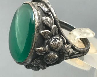 Vintage Arts & Crafts Ring . Sterling silver . Green chalcedony . Art Nouveau Ring