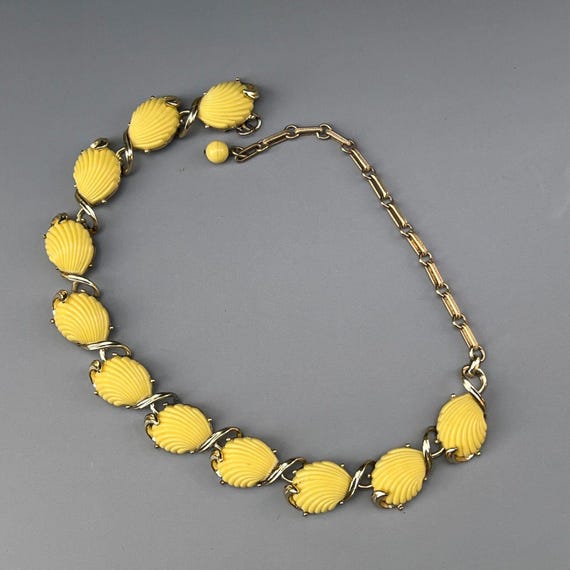 Vintage Unsigned Designer Shell Shape Lucite Chok… - image 3