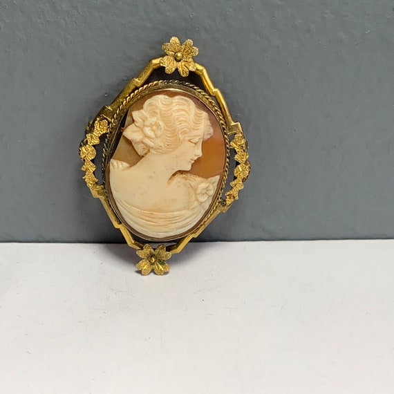 Antique Victorian Carved Cameo Pin Brooch  . Gold… - image 2