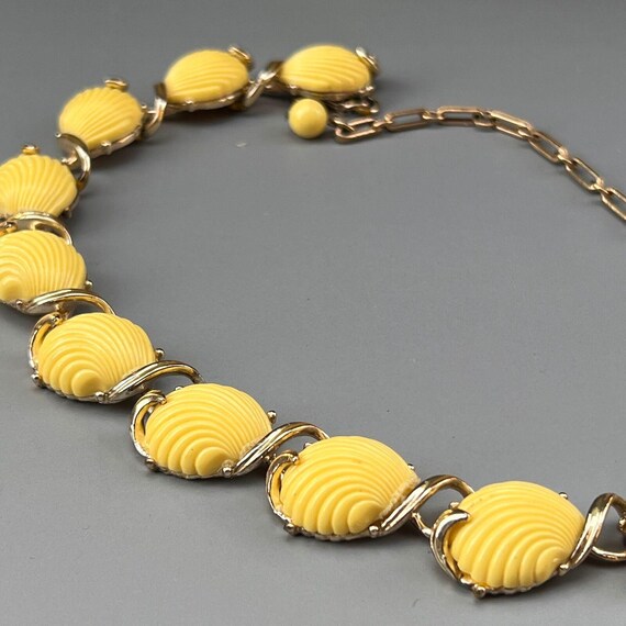 Vintage Unsigned Designer Shell Shape Lucite Chok… - image 4