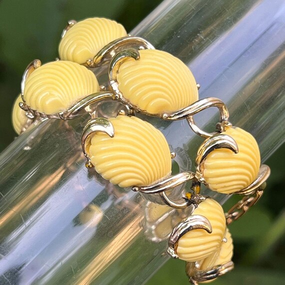 Vintage Unsigned Designer Shell Shape Lucite Chok… - image 10