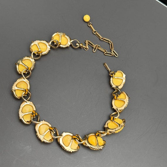 Vintage Unsigned Designer Shell Shape Lucite Chok… - image 7
