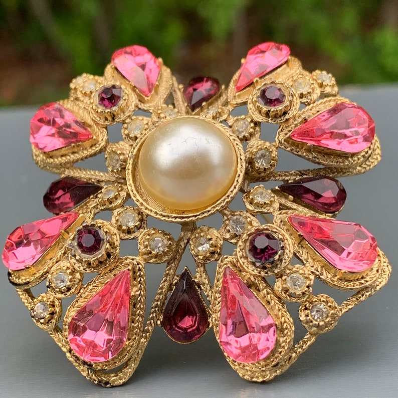 Designer Costume jewelry Vintage Pin Brooch Unsigned Designer Maltese Cross Crystal Glass Gold Tone Broach pin