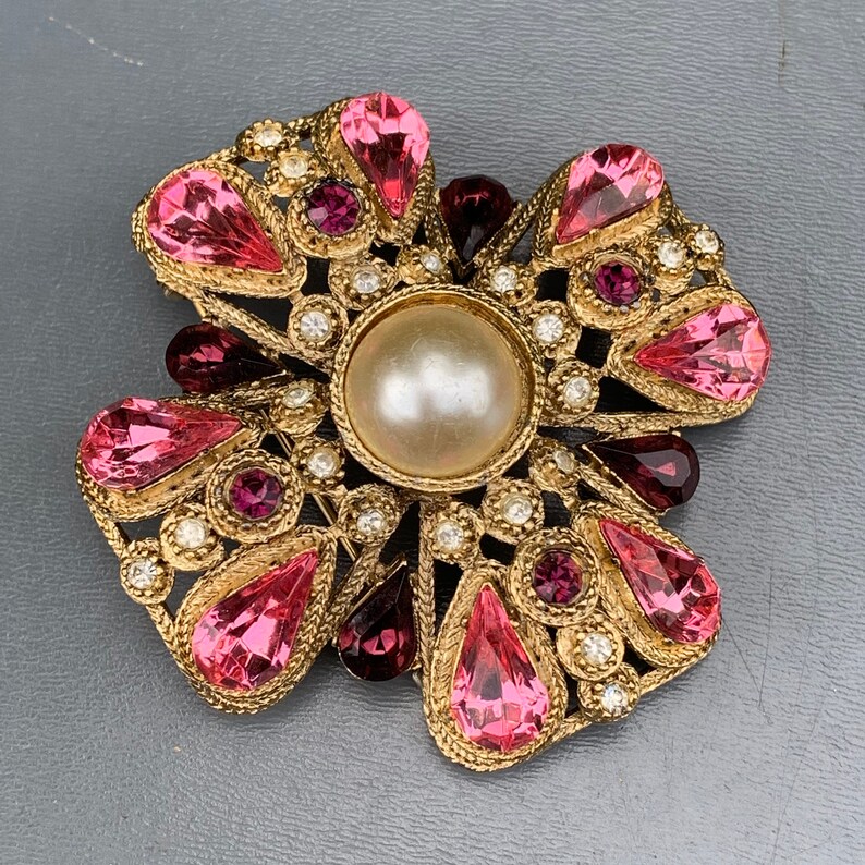Designer Costume jewelry Vintage Pin Brooch Unsigned Designer Maltese Cross Crystal Glass Gold Tone Broach pin