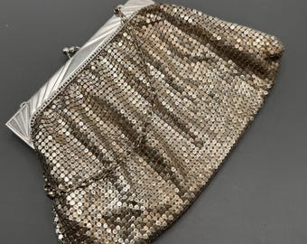 1930年代のWhiting & Davis製シルバーメッシュ財布、メタルチェーン 