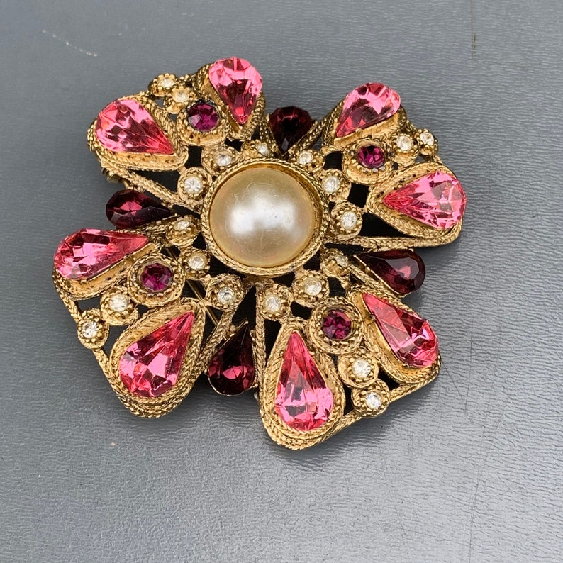 Designer Costume jewelry Vintage Pin Brooch Unsigned Designer Maltese Cross Crystal Glass Gold Tone Broach pin