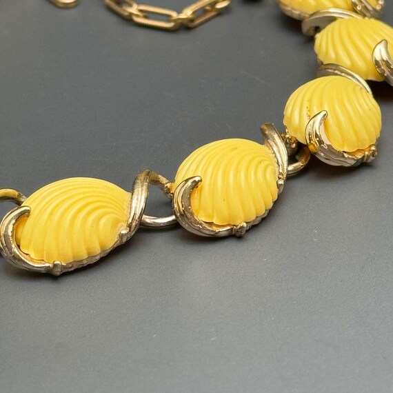 Vintage Unsigned Designer Shell Shape Lucite Chok… - image 6