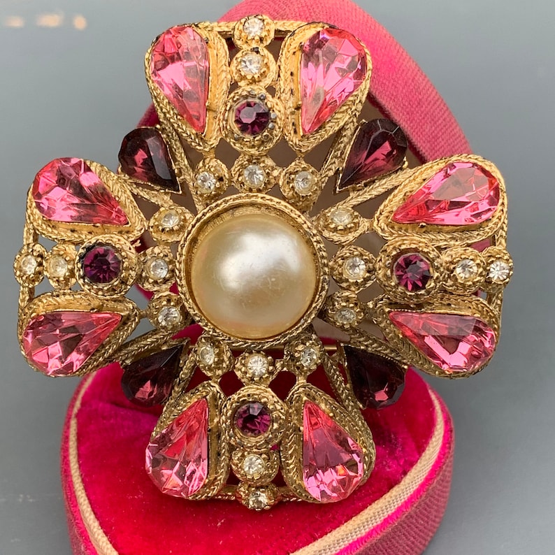 Designer Costume jewelry Vintage Pin Brooch Unsigned Designer Maltese Cross Crystal Glass Gold Tone Broach pin