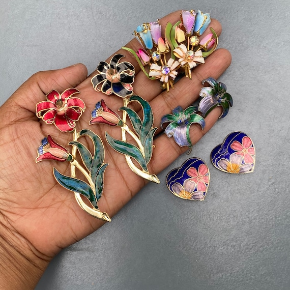 Vintage Flower Power pin brooch . Earrings . Enam
