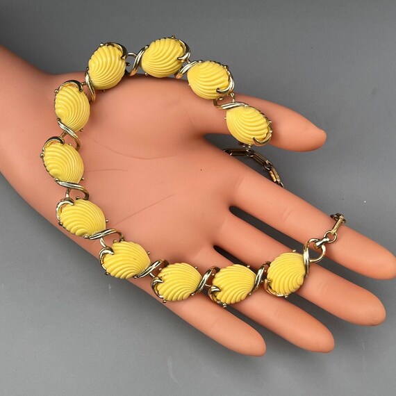 Vintage Unsigned Designer Shell Shape Lucite Chok… - image 8