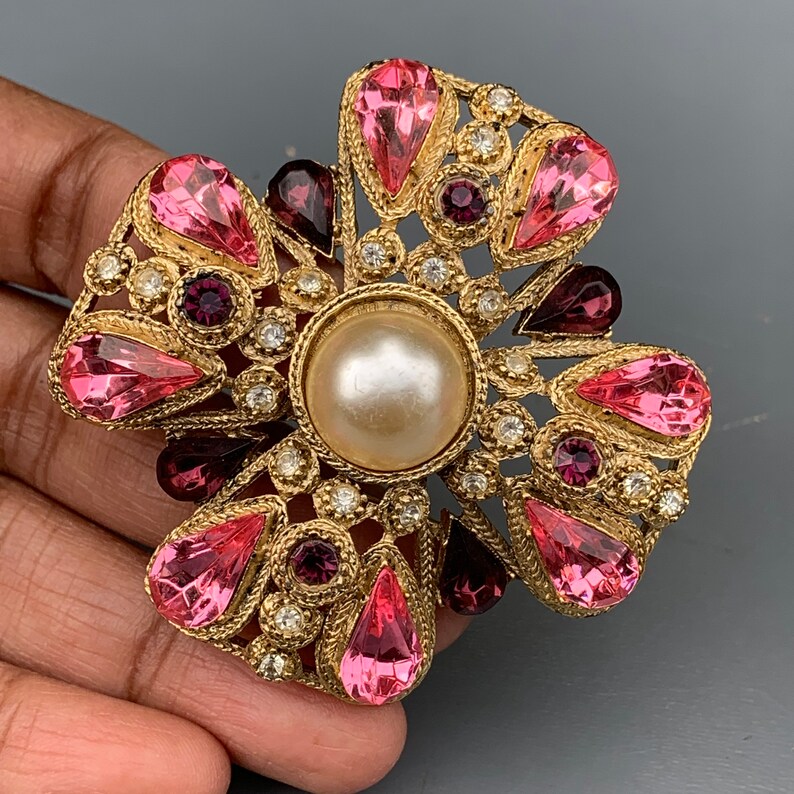 Designer Costume jewelry Vintage Pin Brooch Unsigned Designer Maltese Cross Crystal Glass Gold Tone Broach pin
