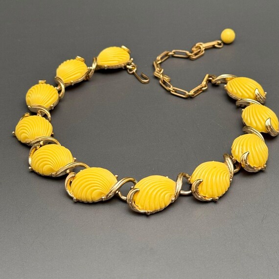 Vintage Unsigned Designer Shell Shape Lucite Chok… - image 2