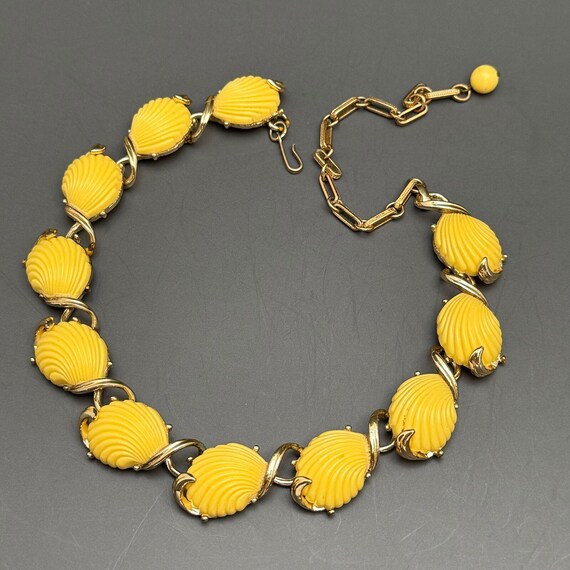 Vintage Unsigned Designer Shell Shape Lucite Chok… - image 1
