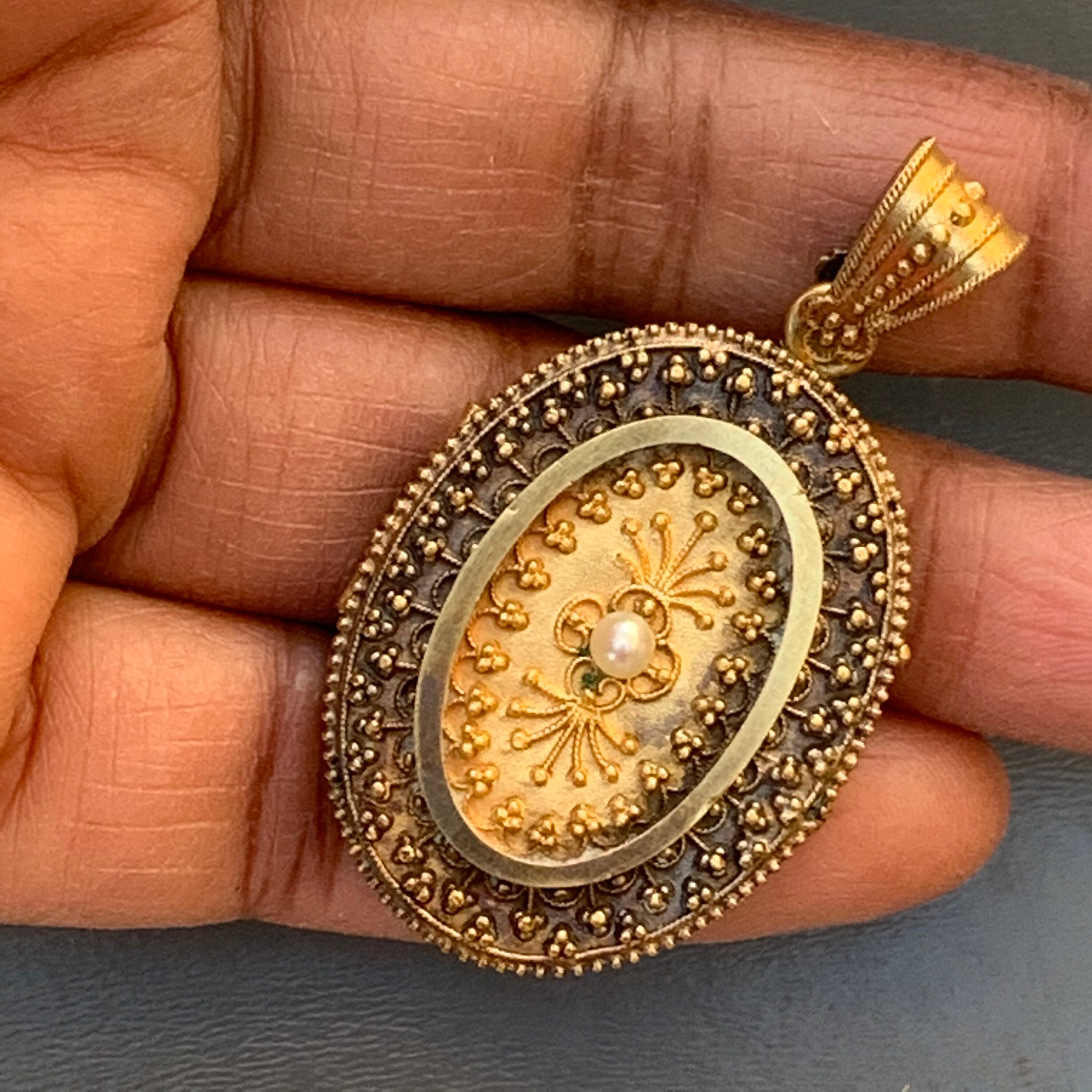ANCIEN BIJOUX MEDAILLON ARGENT RELIQUAIRE ARMOIRIES COURONNE MARQUIS