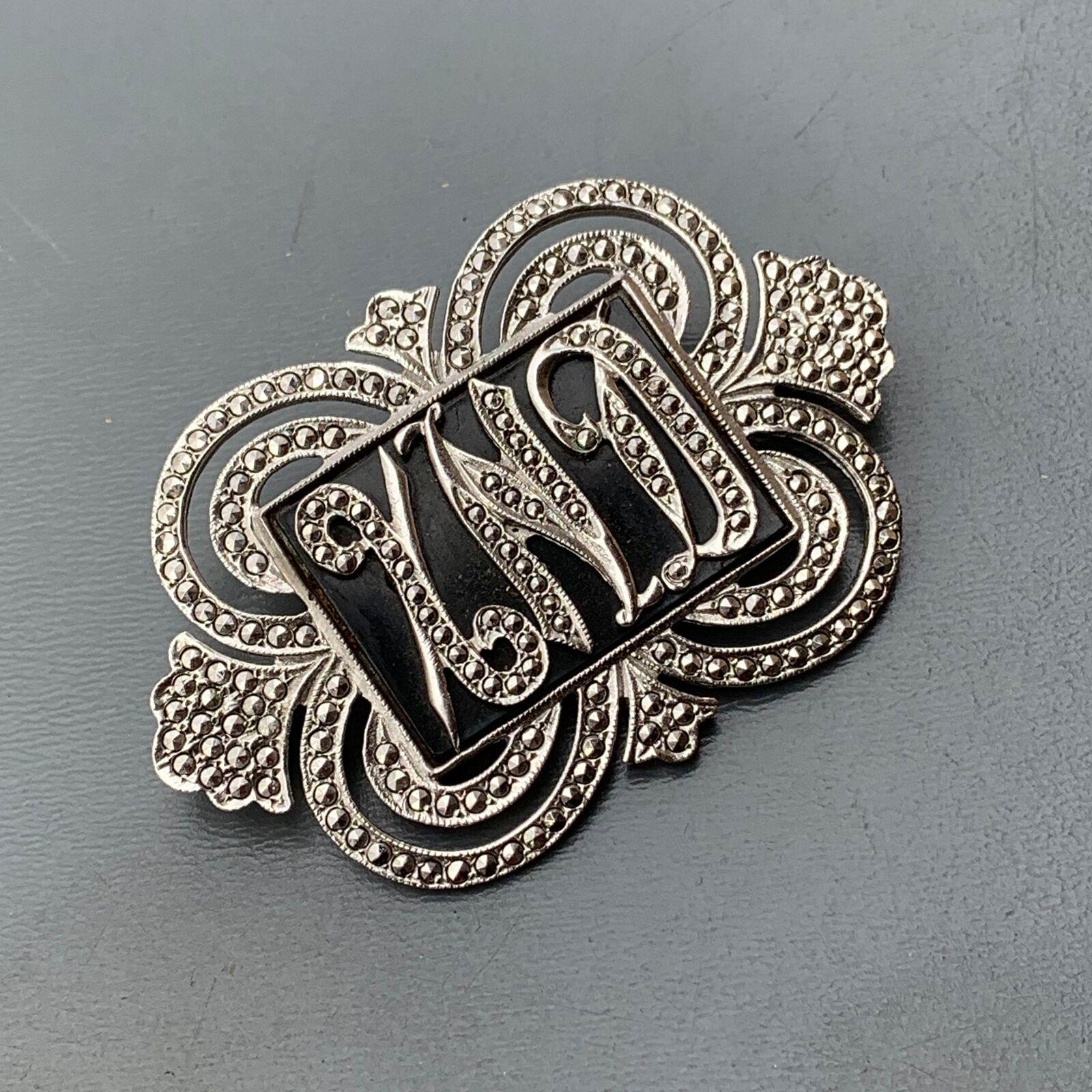 Broche en argent rhodié motif arabesque avec oxydes blancs sertis 44.10 x 11.60mm