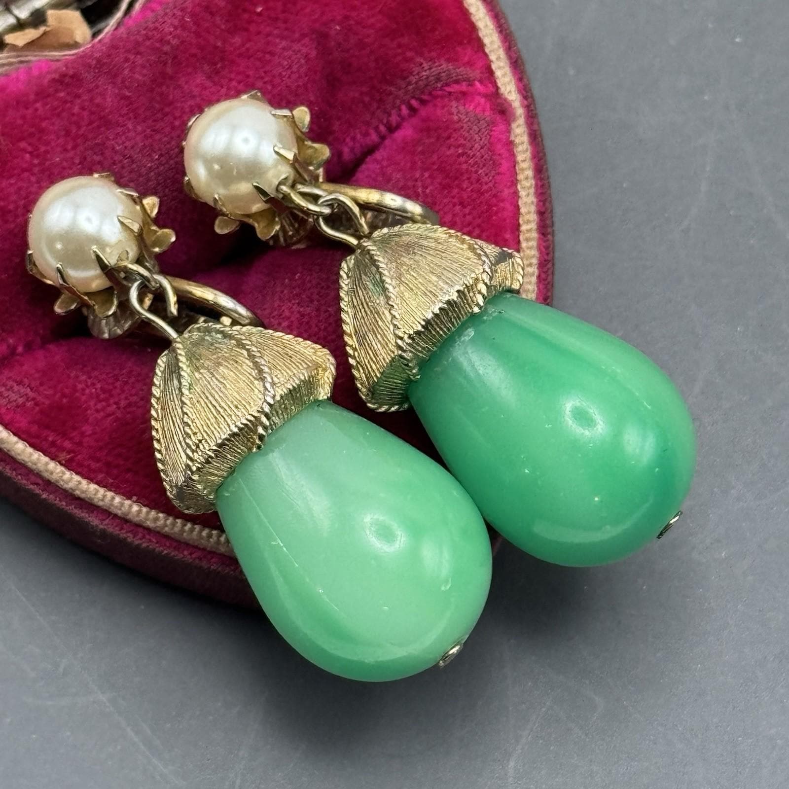 Vintage Victorian Revival Gold Tone Fx Jade Pearl Dangle Drop Earrings Clip-ons