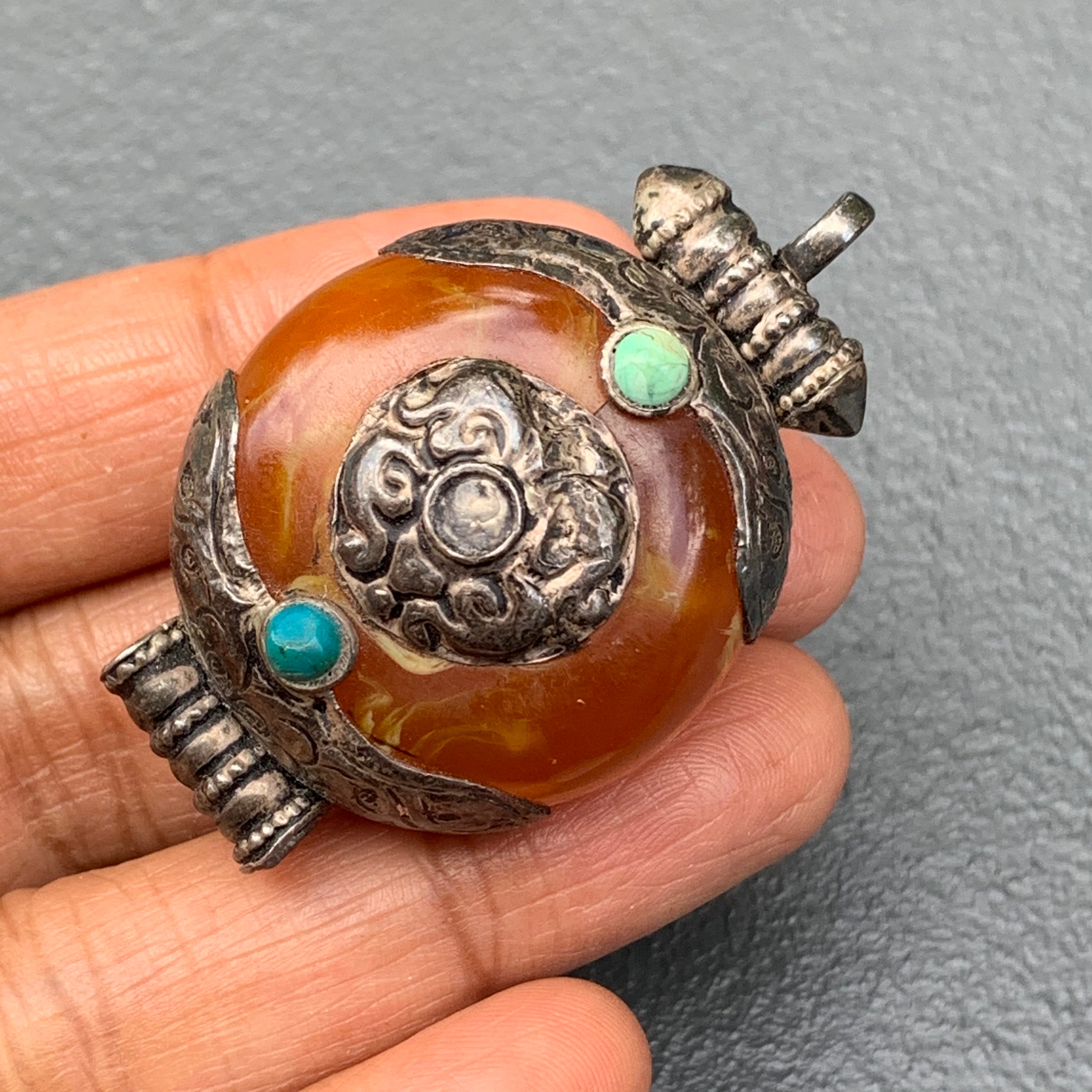Vintage Tibetan Amber resin oval bead with coin silver bead caps. 46x2 –  Earthly Adornments