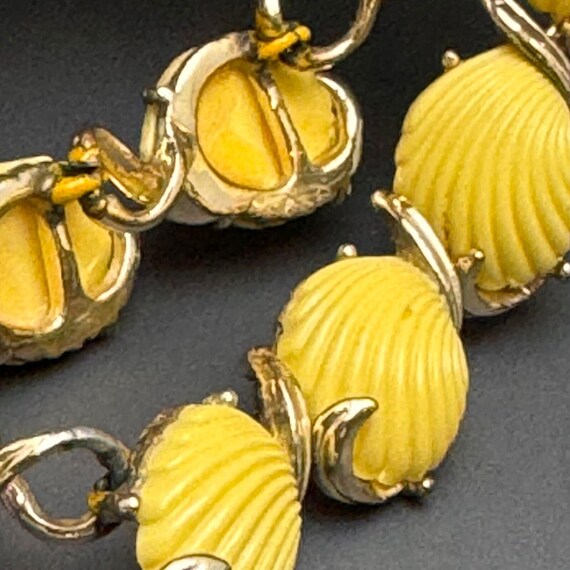 Vintage Unsigned Designer Shell Shape Lucite Chok… - image 5
