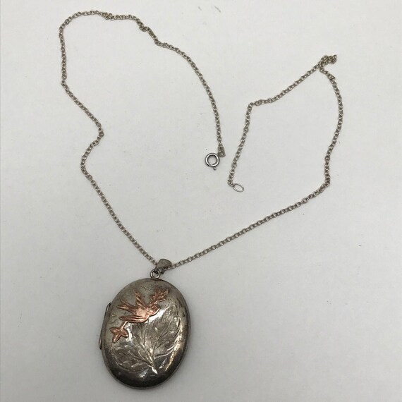 アンティークビクトリア朝のシルバーロケット。アンティークフォト