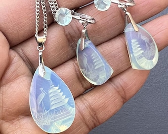 Wisiorek z opalizującą pagodą w stylu intaglio ze srebra próby 925, odwróconej rzeźby szklanej