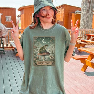 Fibromyalgia Tshirt Funny Brain Fog Shirt for Lyme disease Friend Gift Idea for Tarot Card Frog T Shirt for Symptom Awareness Support Wear