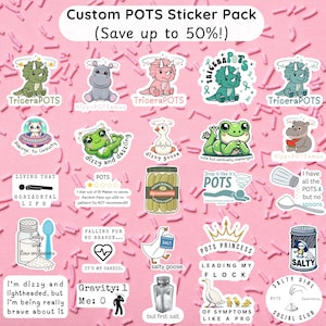 Op de afbeelding: Een verzameling kleurrijke stickers met diverse ontwerpen en tekst, waaronder cartoon dinosaurussen, dieren en zinnen als "dizzy goose" en "POTS Princess". Op een roze achtergrond met hagelslag.