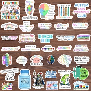 Könnte beinhalten: Eine Sammlung farbenfroher Aufkleber mit verschiedenen autismusspezifischen Phrasen und Grafiken. Designs umfassen Puzzleteile, Glühbirnen und Texte wie "Neurospicy" und "Autism Awareness". Die Aufkleber sind in Form und Größe unterschiedlich.