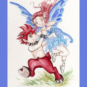 Op de afbeelding: Een aquarelillustratie van een roodharige fee met blauwe vleugels die een roodhuidige satyr met hoorns vasthoudt. De fee draagt een blauwe en witte jurk en de satyr draagt een rode broek. De achtergrond is wit met groen gras.