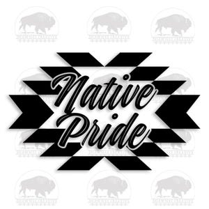 Könnte beinhalten: Ein schwarz-weißes Grafikdesign mit dem Text Native Pride in einer Schreibschrift, zentriert über einem geometrischen Muster aus gestapelten schwarzen Dreiecken und Rauten, mit einem wiederkehrenden Wasserzeichen eines Büffels und dem Text Shawnee Creative.