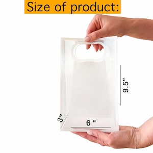 Peut inclure: Un sac en plastique transparent avec une poign&eacute;e, dimensions 15,2 cm de large, 7,6 cm de profondeur et 24,1 cm de haut. Le texte "Size of product:" est dans un rectangle jaune en haut.