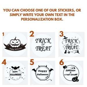 Peut inclure: Six autocollants sur le th&egrave;me d'Halloween, en noir et blanc. Les motifs incluent une citrouille, l'expression &laquo; Trick or Treat &raquo;, des chauves-souris et d'autres &eacute;l&eacute;ments effrayants. Le texte en haut encourage la personnalisation.