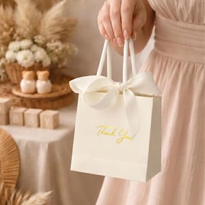 Regalos bohemios para baby shower, bolsas de regalo bohemias para baby shower, baby shower marfil, bolsas de regalo marfil, bolsas de regalo elegantes bohemias, bolsas con lazo imagen 1