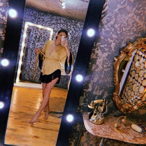 Eleganter Kimono-Robe aus Seide mit Fransen – Golden Loungewear, Braut, Morgenmantel, Luxus-Nachtwäsche