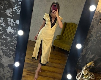 Elegante camisón de satén con detalles de encaje.