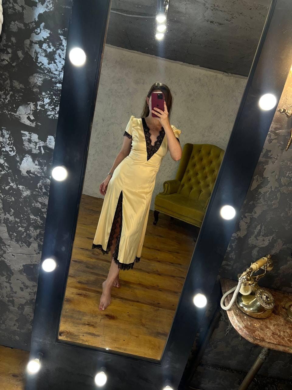 Chemise de nuit élégante en satin avec détails en dentelle
