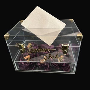 Personalisierte Acryl Hochzeitskartenbox mit dunkelvioletten Blumen - durchsichtige Spardose mit Deckel, individuelle Wunschbox für die Braut