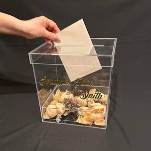 Personalisierte Acryl Hochzeitskartenbox - Klare Blumen abschließbare Spardose - Geschenk für Braut und Bräutigam - Benutzerdefinierter Name Verlobungskartenhalter