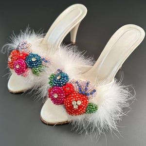 Handgemaakte gevederde damespantoffels met bloemenkralen | Ochtendslippers bruiloft | Cadeau voor bruid of bruidsmeisje | Maten 36-41