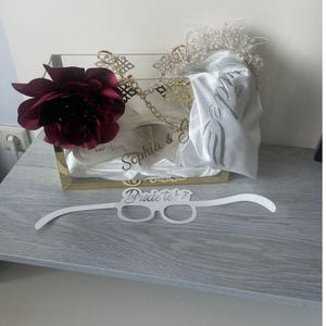 Elegante cartera de novia transparente con detalle de flores color burdeos, cartera de boda de plexiglás personalizada, regalo personalizado para damas de honor y eventos especiales