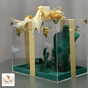 Schmuckkasten aus Acryl mit Gold- und Silberakzenten