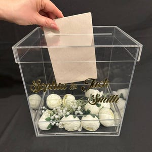 Hohe Acryl Hochzeitskartenbox mit weißen Rosen - personalisierte Klargeld-Umschlagbox, kundenspezifische Brautwunschwellbox