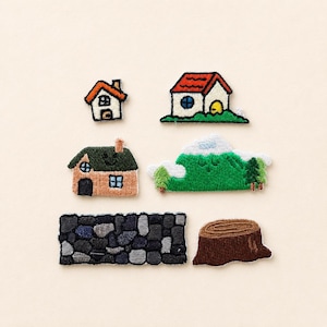 Peut inclure: Un ensemble de six écussons brodés comprenant deux petites maisons aux toits rouges, une maison beige au toit vert, une chaîne de montagnes verte avec des sommets enneigés et des arbres, un mur en pierre gris et une souche d'arbre marron.